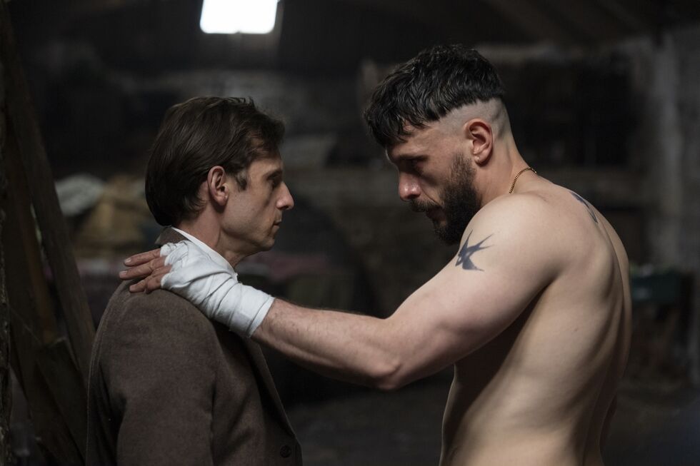 O criador, argumentista e ator de "Half Man", Richard Gadd (dir.ª), partilha protagonismo com o ator Jamie Bell