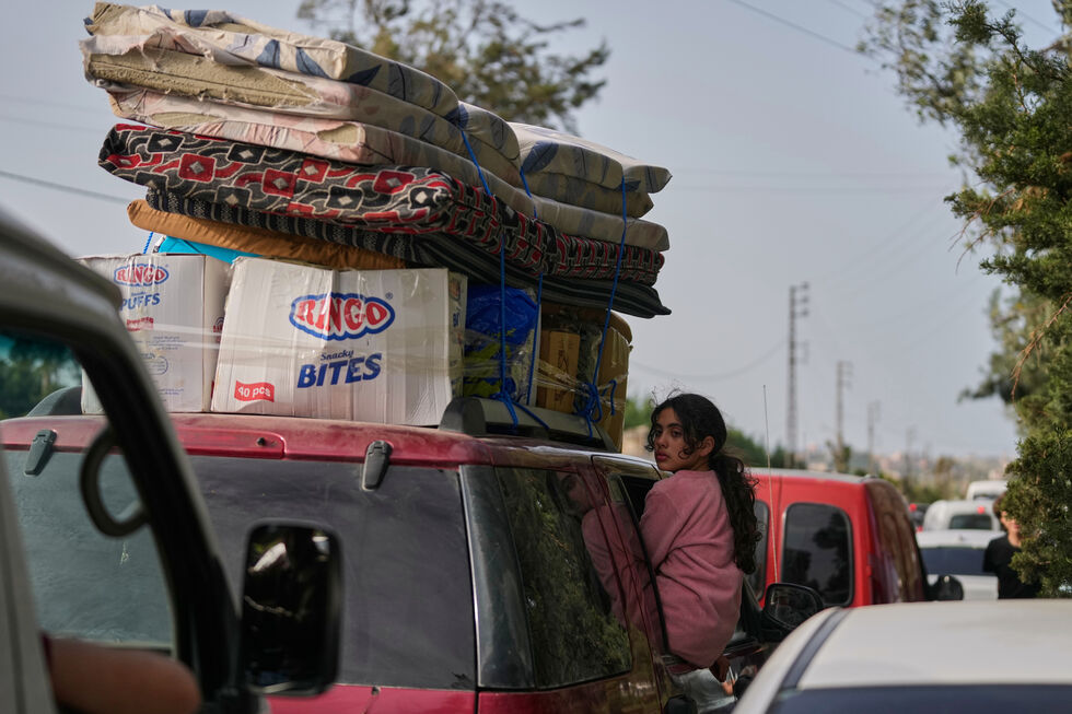 Crise no Líbano: jovem deslocada foge em carro com bens essenciais