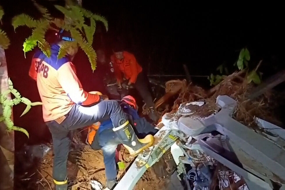 Queda de helicóptero faz oito mortos na Indonésia 