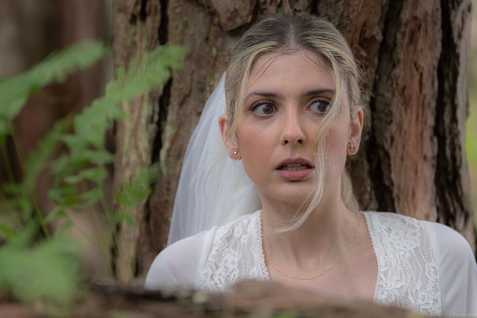 Beatriz, uma noiva em fuga do prometido por motivos desconhecidos no primeiro episódio de "Refúgio Proibido"