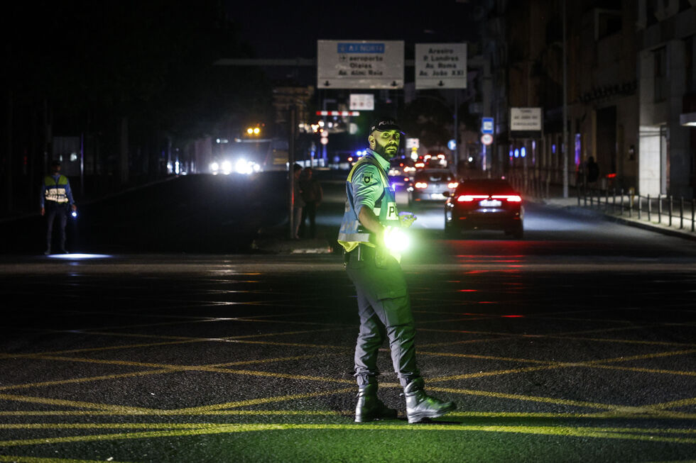 Agente da PSP auxilia os automobilistas no Campo Pequeno às escuras devido ao apagão