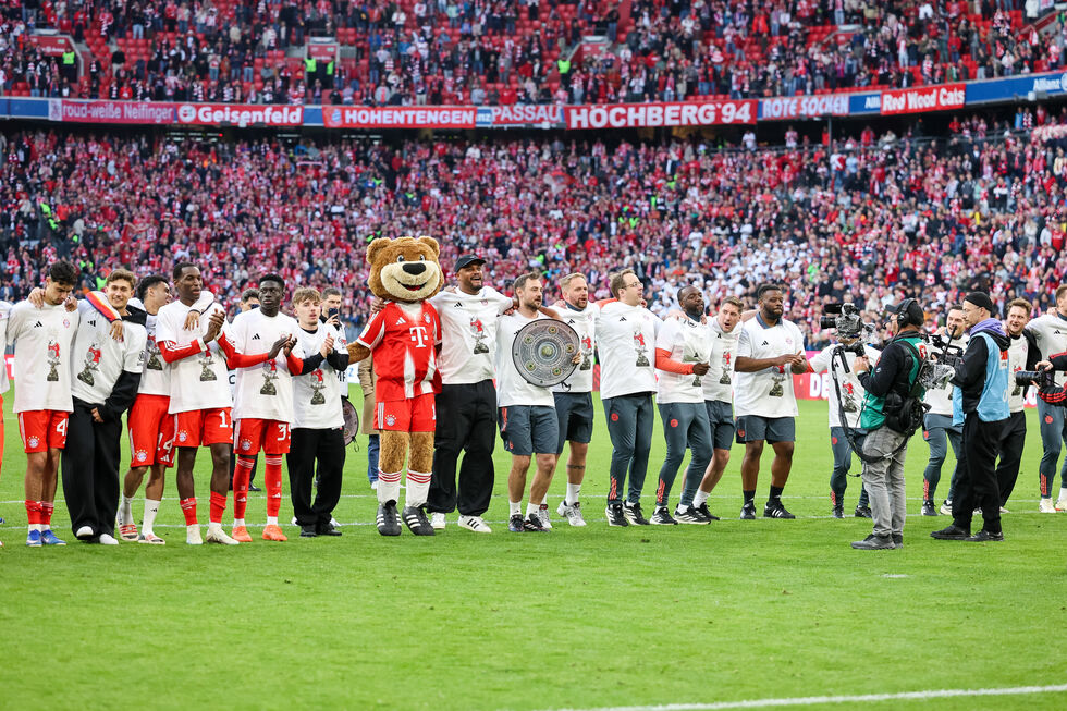 Bayern celebra 35.º título alemão no Allianz Arena, em Munique