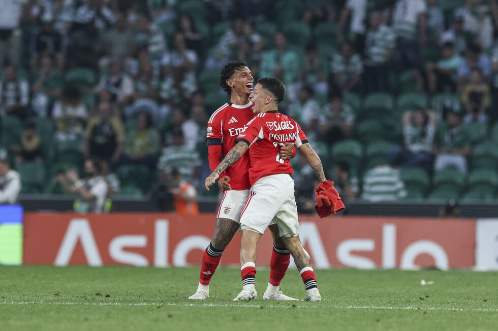 Jogadores do Benfica festejam a vitória contra o Sporting na I Liga