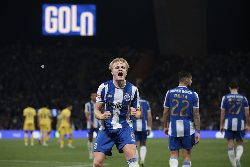 Futebolista do FC Porto celebra golo frente ao Tondela na I Liga