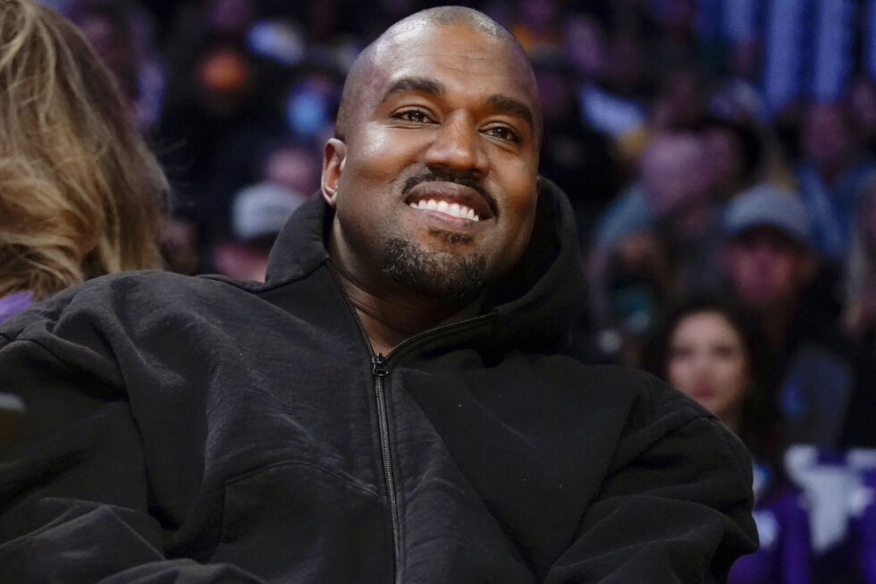 Kanye West, conhecido como Ye, assiste a um jogo de basquete da NBA