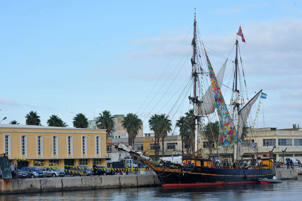 Único transatlântico à vela "Tres Hombres" no porto de Setúbal