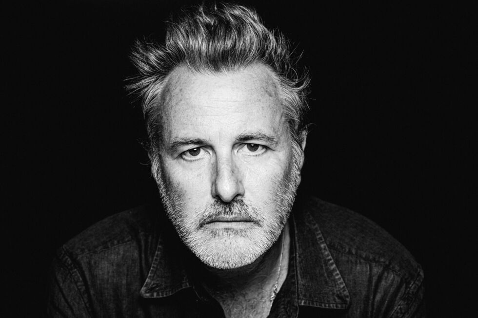 Nascido em 1974, em Palermo, Davide Enia é dramaturgo, encenador e romancista