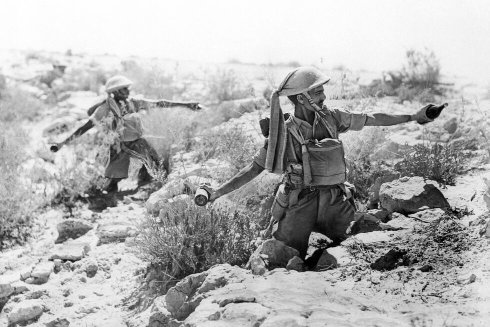 Dois soldados anglo-indianos lançam cocktails Molotov a 12 de dezembro de 1940