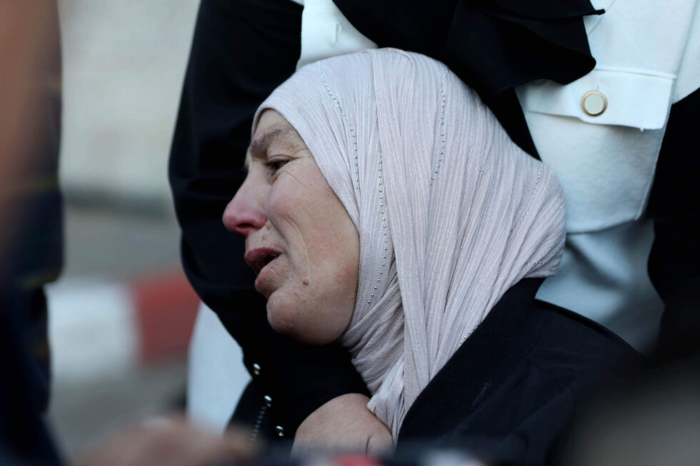 Mãe de um dos palestinianos mortos, chora durante o funeral.
