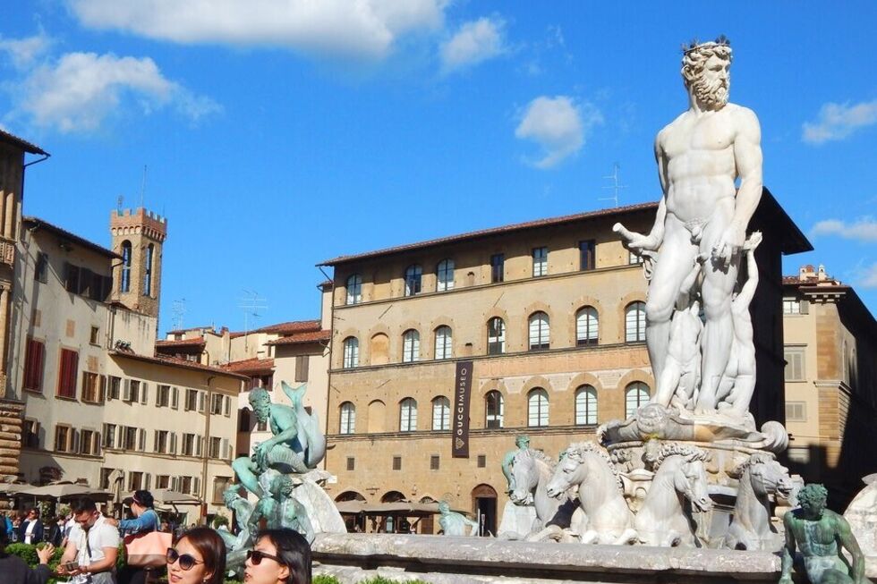 Turista sobe e danifica estátua de Neptuno em Florença