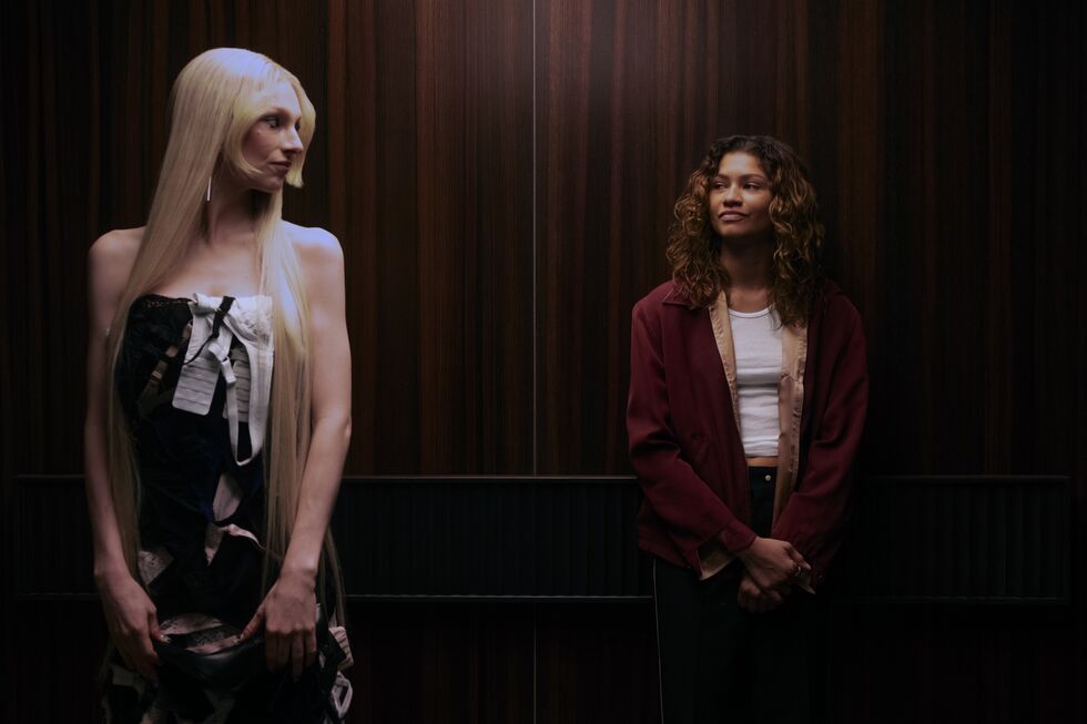 Hunter Schafer (esq.ª) e Zendaya (dir.ª) na terceira temporada de "Euphoria"