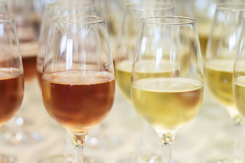 Com o calor, procuramos brancos com mais acidez e frescura e tintos elegantes, servidos a temperaturas mais baixas 