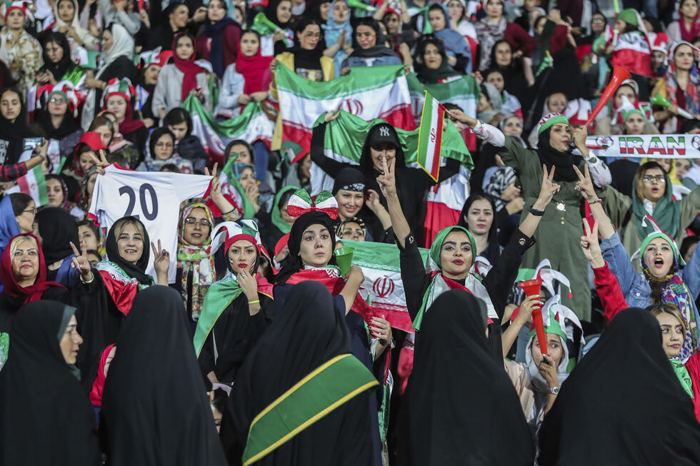 Mulheres iranianas apoiam a seleção de futebol num jogo em Teerão