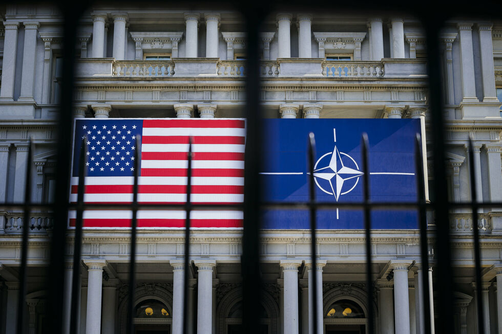 Bandeiras dos EUA e da NATO num edifício em Washington, D.C