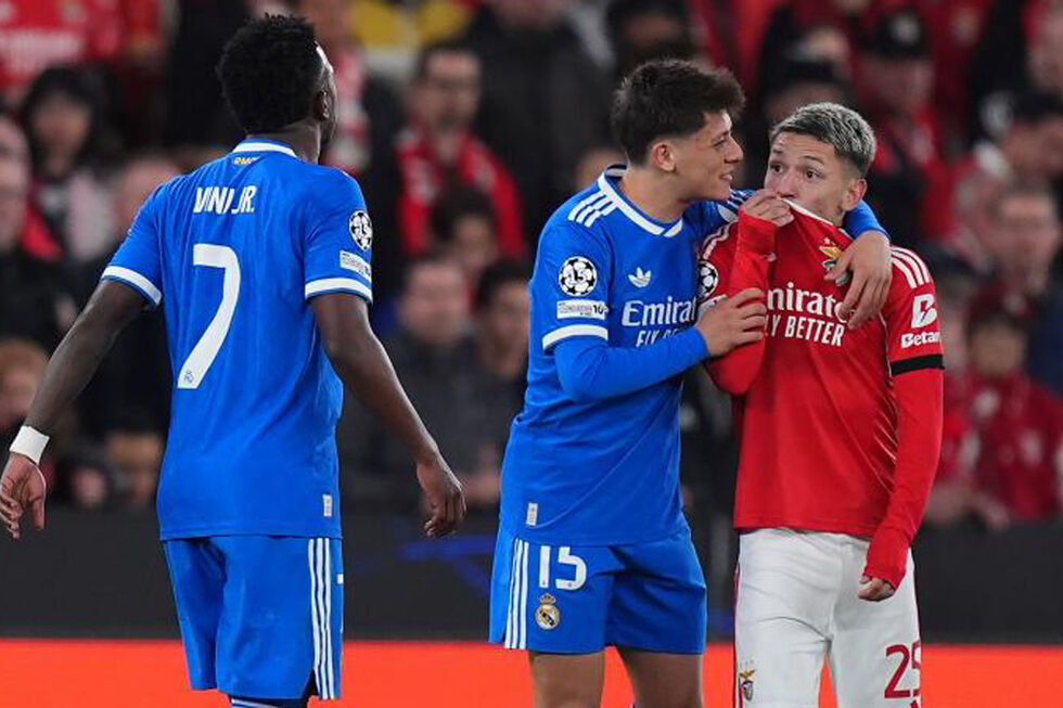 Prestianni e Vinícius Jr. trocam argumentos durante o Benfica-Real Madrid