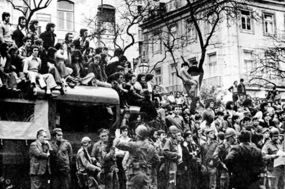 Milhares de civis apoiaram o golpe no dia 25 de Abril em Lisboa