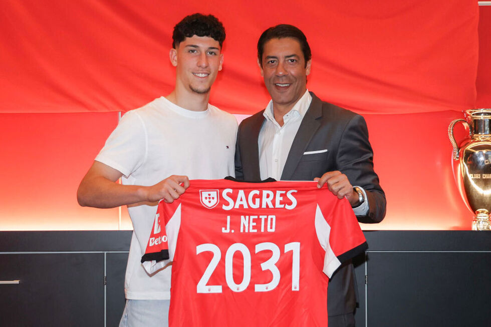 José Neto e Rui Costa na renovação de contrato