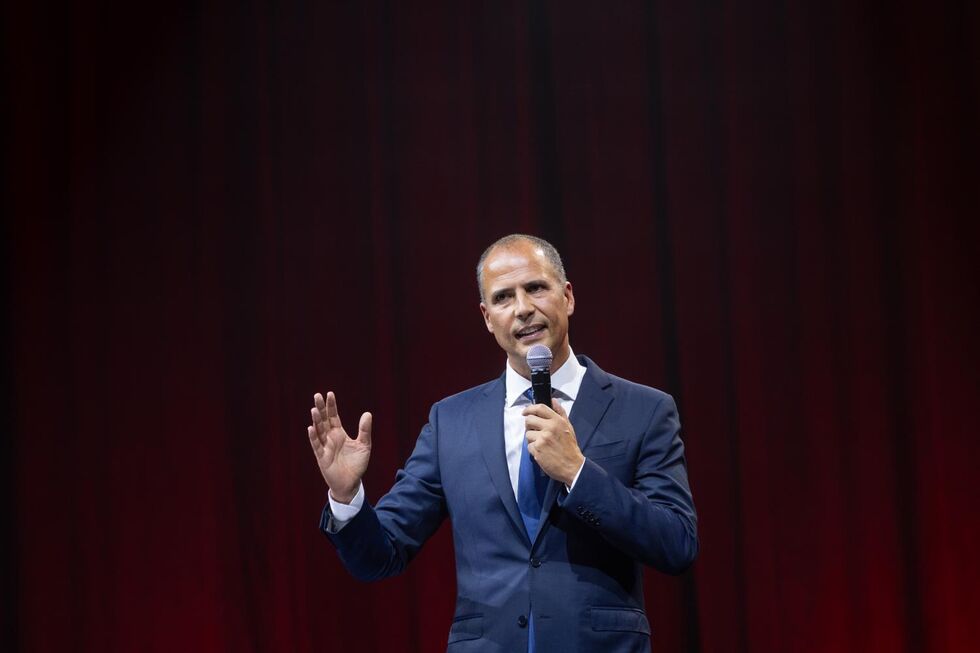 O humorista em atuação com o espatáculo de stand-up "Verificando se você é humano"
