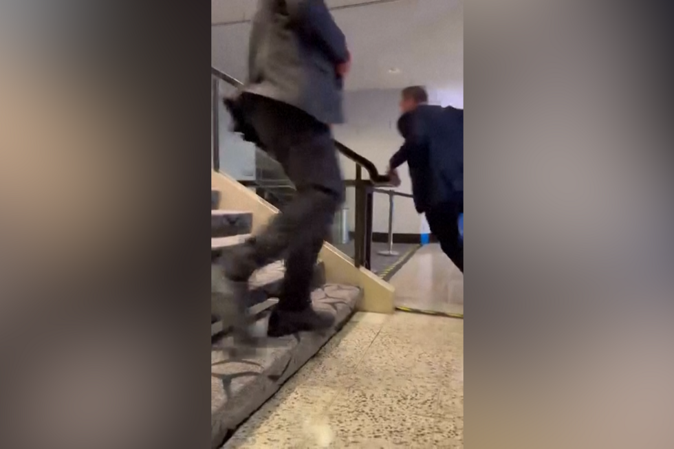 Imagens mostram forte mobilização policial após homem armado invadir jantar da Casa Branca