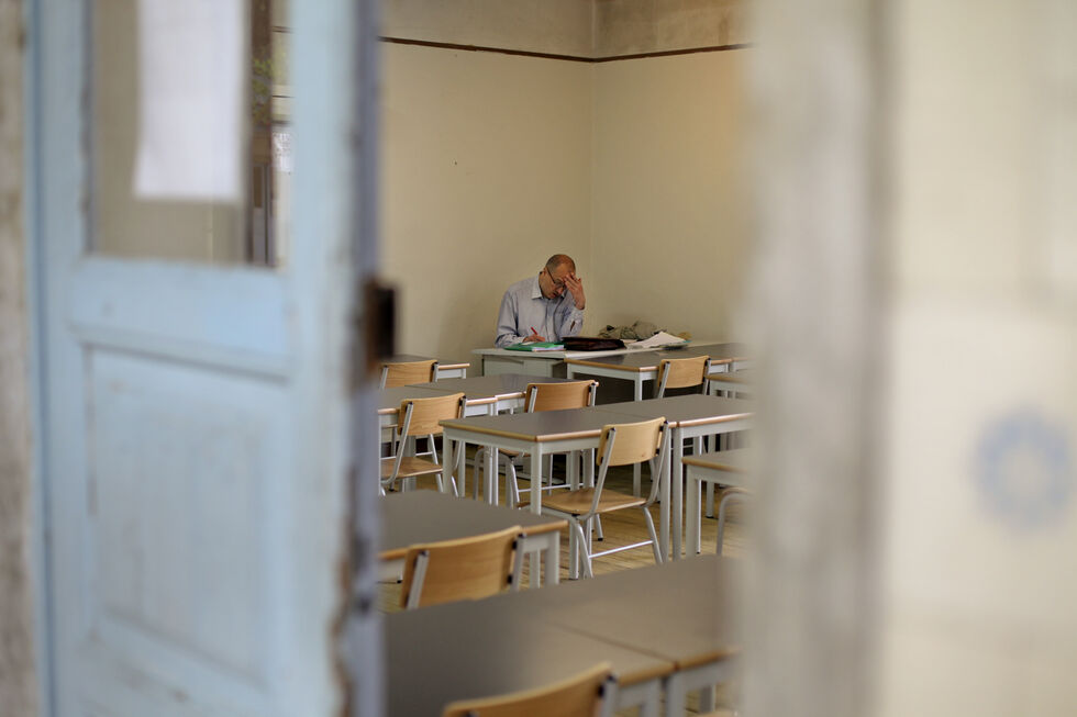 Professores deslocados enfrentam dificuldades financeiras e falta de apoio