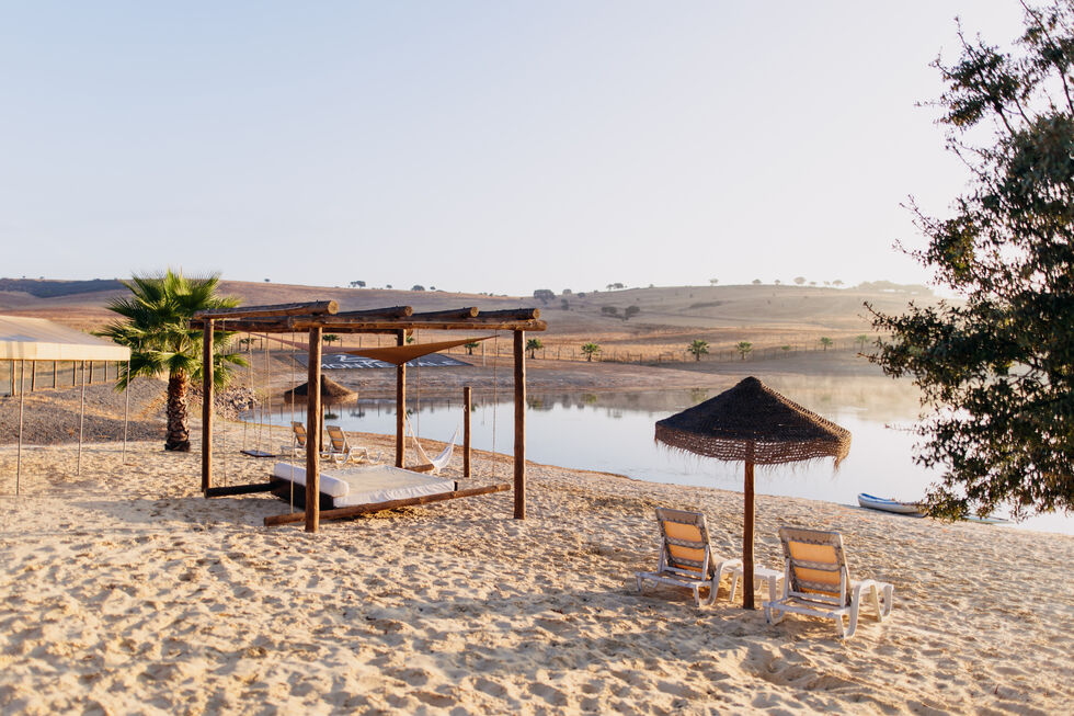 O resort dispõe de uma praia fluvial privativa