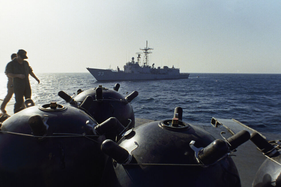 Uma tensão antiga: imagem de 1987 mostra minas a bordo do navio iraniano Iran Ajr a serem inspecionadas por uma equipa do USS Lasalle no Golfo Pérsico. 
