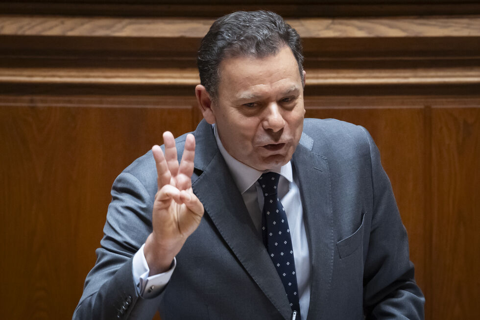 Luís Montenegro usa da palavra no debate quinzenal