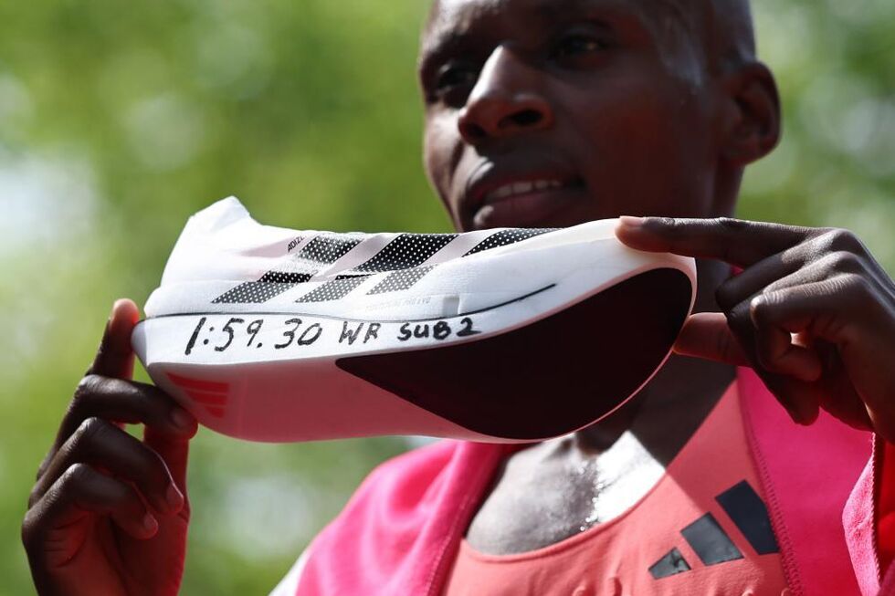 Sabastian Sawe mostra nas Adidas Pro Evo 3 o impressionante tempo que fez em Londres 