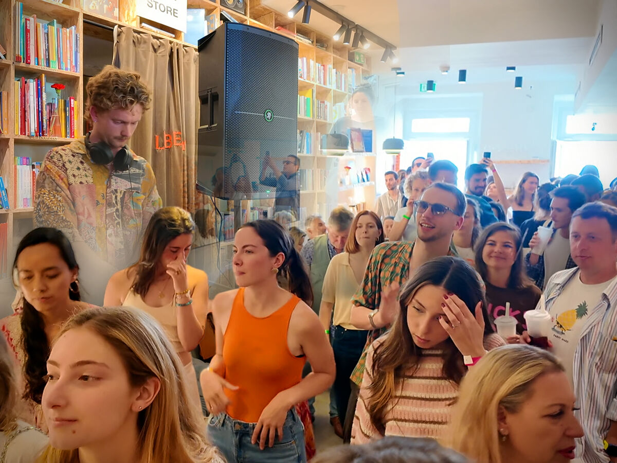 A moda das raves sóbrias com sumo de laranja