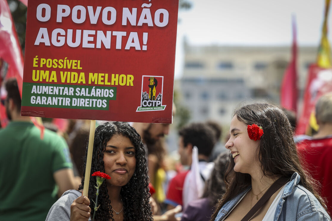 Manifestantes na marcha do Dia do Trabalhador convocada pela CGTP-IN entre o Martim Moniz e a Alameda, em Lisboa