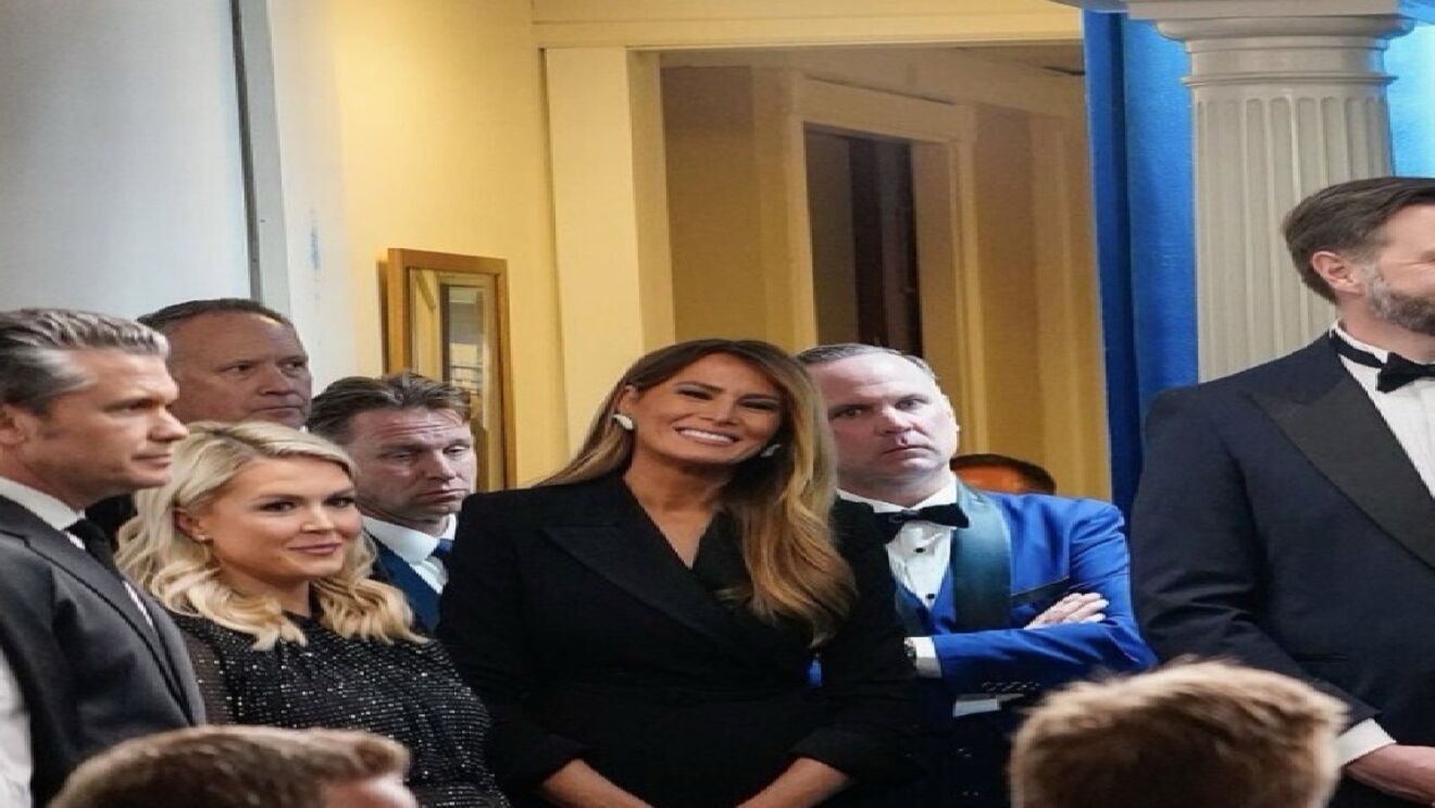 Melania Trump posa com convidados num evento