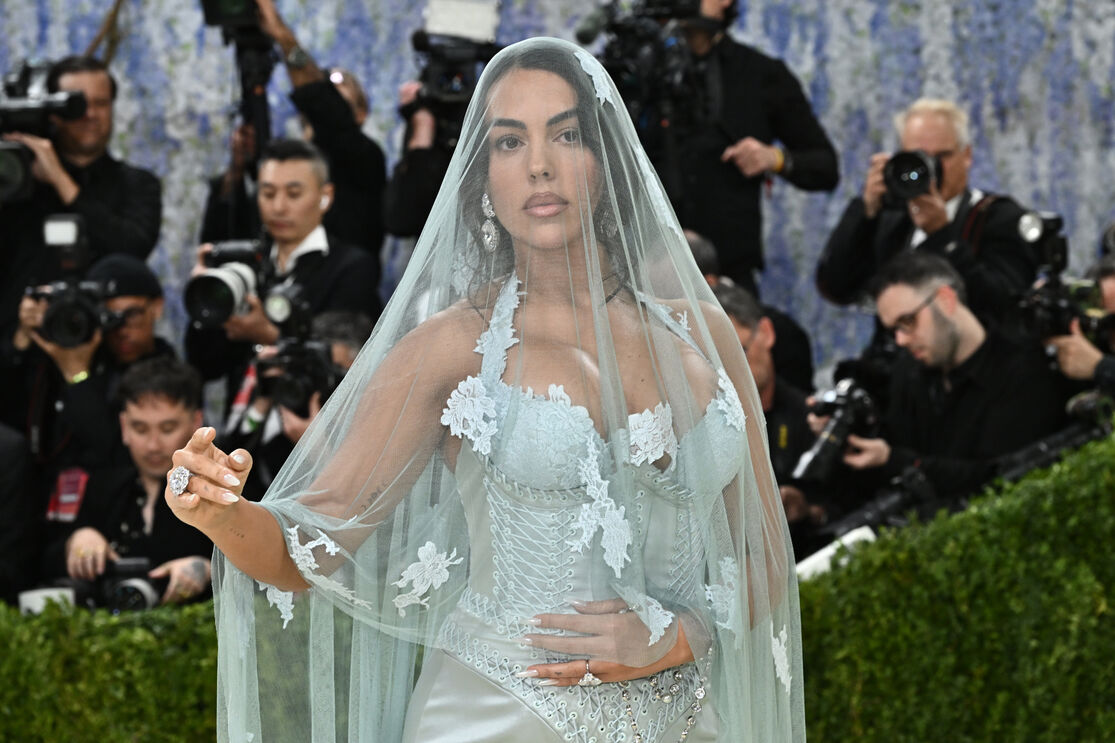 Georgina Rodríguez escolheu um vestido e véu azul claro da Ludovic de Saint Sernin