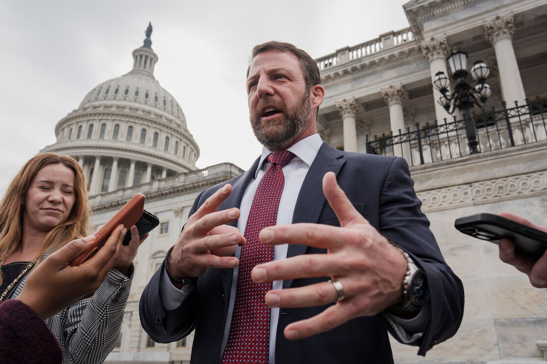 Markwayne Mullin, o atual responsável pelo Departamento de Segurança Interna, mantém o silêncio