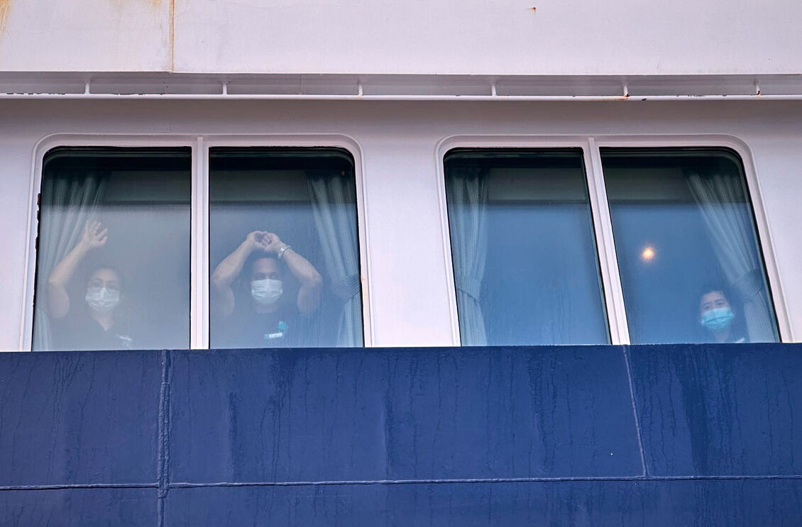 Passageiros observam outros a desembarcarem do navio de cruzeiro MV Hondius