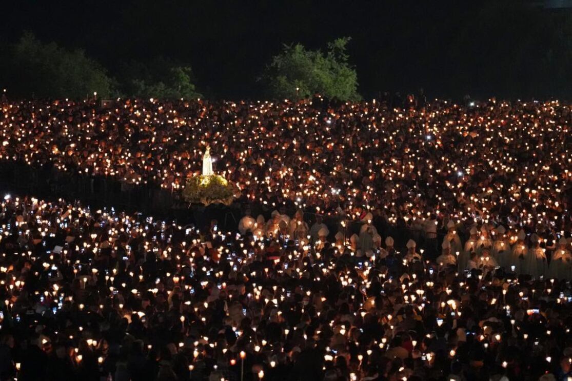 Procissão das Velas contou com milhares de pessoas