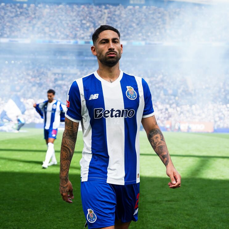 Futebolista do FC Porto exibe camisola comemorativa da conquista de Viena