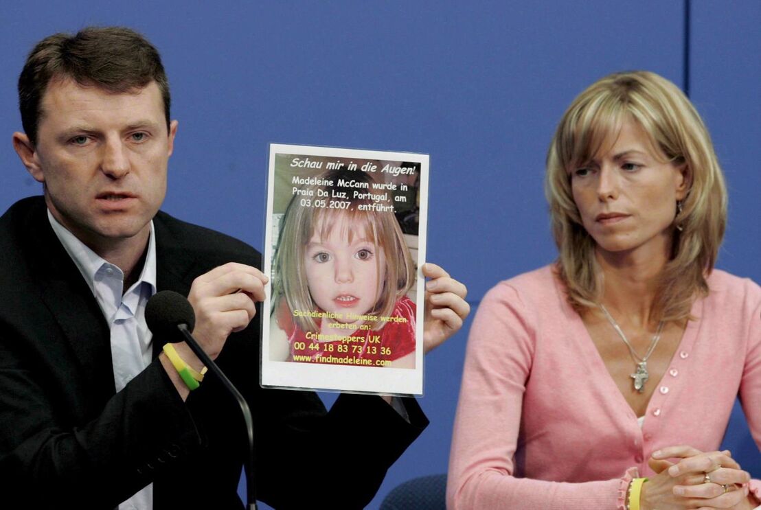 Os pais de Madeleine McCann com uma foto da menina desaparecida