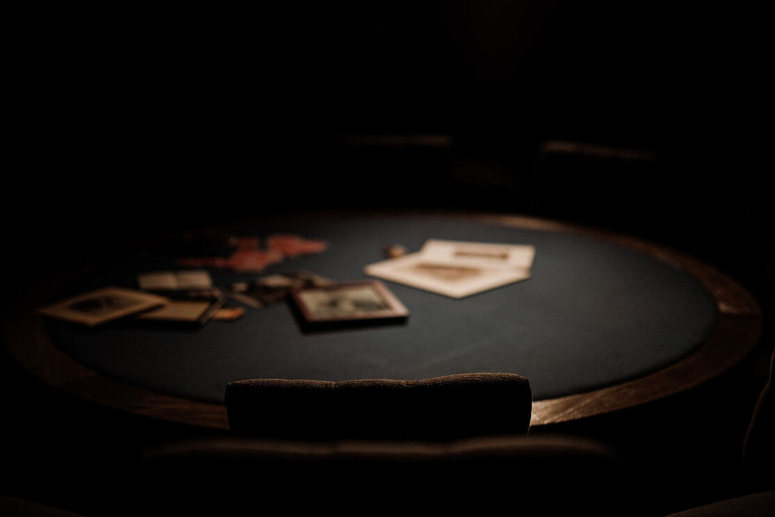 No Time For Magic o público senta-se à mesa com o ilusionista