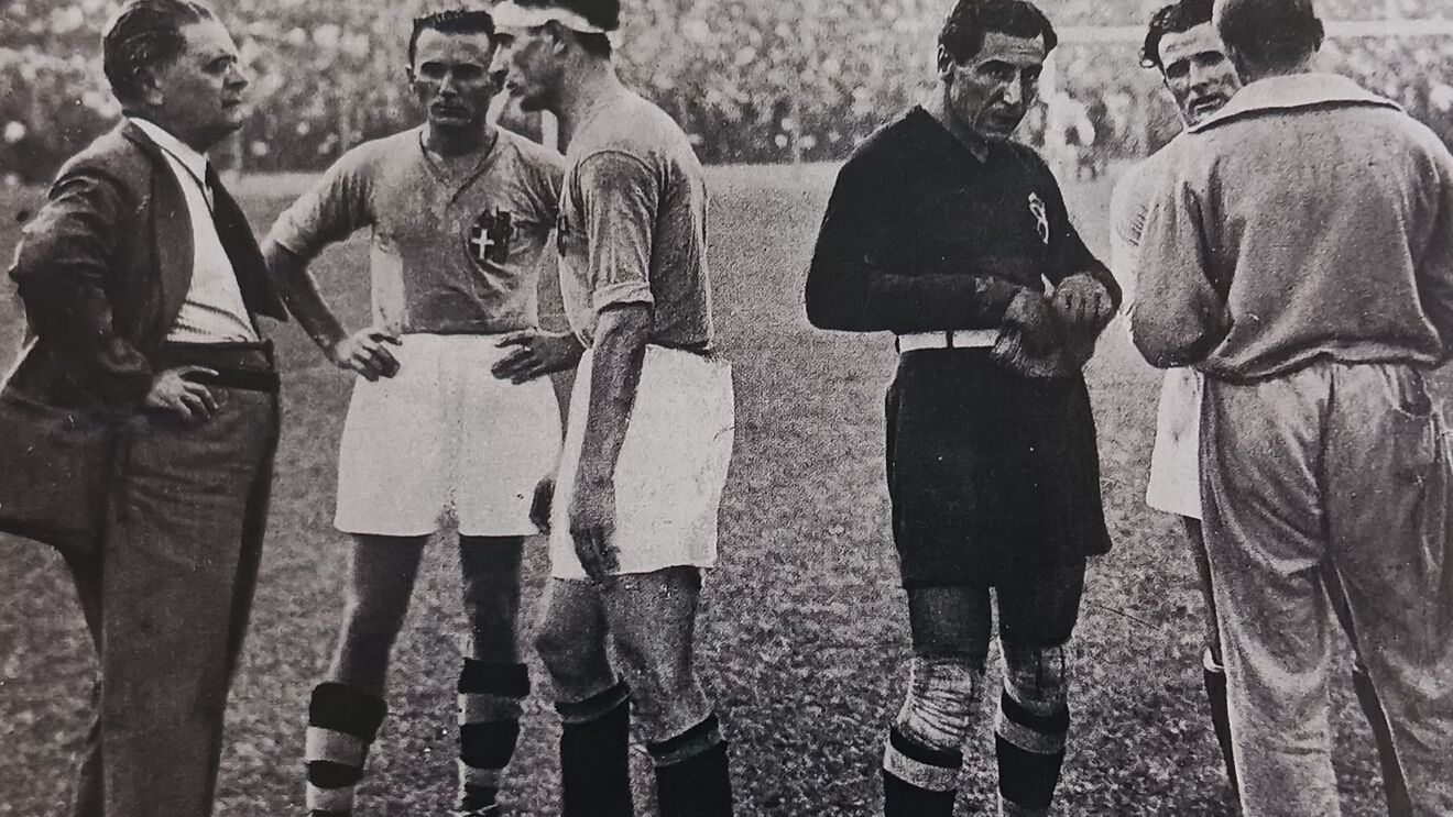 A Itália foi campeã em 1934, batendo a Checoslováquia por 2-1 (na foto, os jogadores italianos antes de começar o prolongamento)