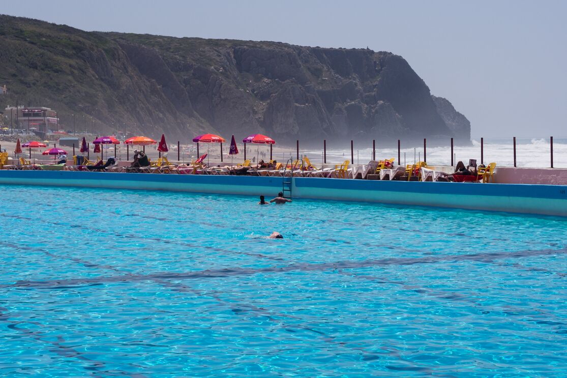 A piscina de água salgada tem 100 metros de comprimento 