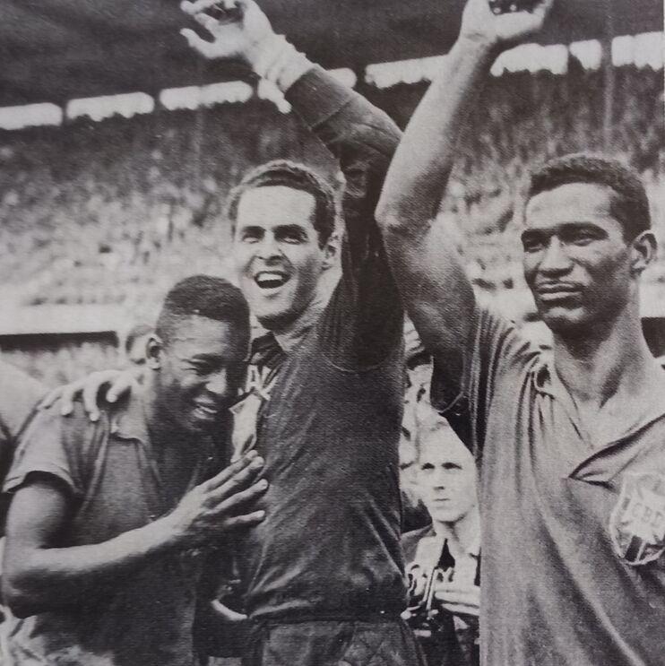 Em 1958, 8 anos após o pesadelo do Maracanã, o Brasil foi campeão (na foto, Pelé, Gilmar e Didi em festa)