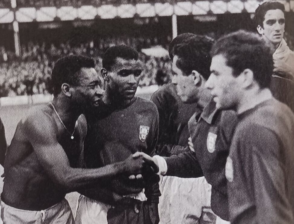 Pelé (esq.) cumprimenta os jogadores portugueses. Portugal bateu o Brasil por 3-1 no Mundial de 1966