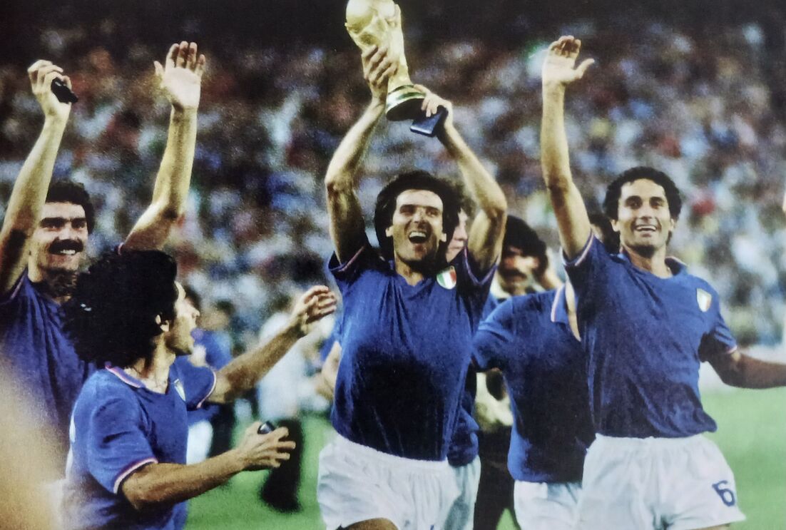 Jogadores italianos celebram a vitória no Mundial de futebol de 1982, em Espanha