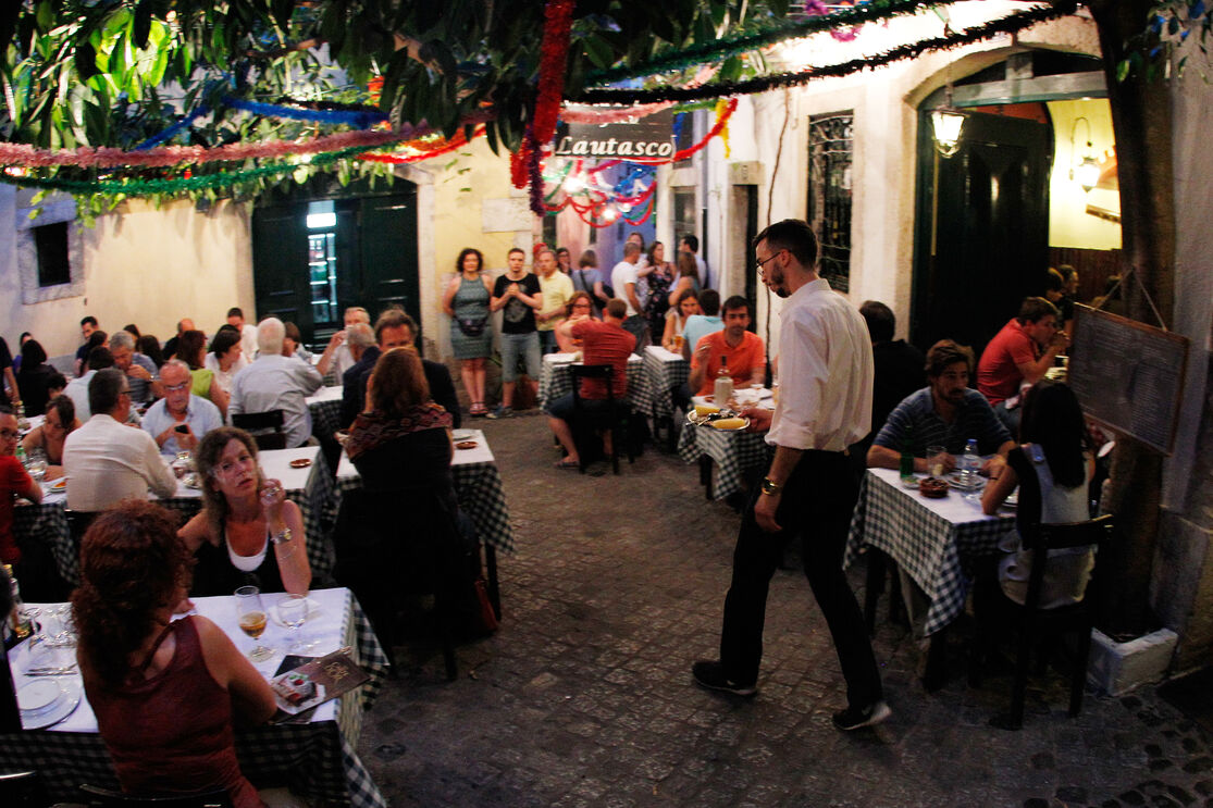 A esplanada do restaurante Lautasco é decorada a rigor nos Santos Populares