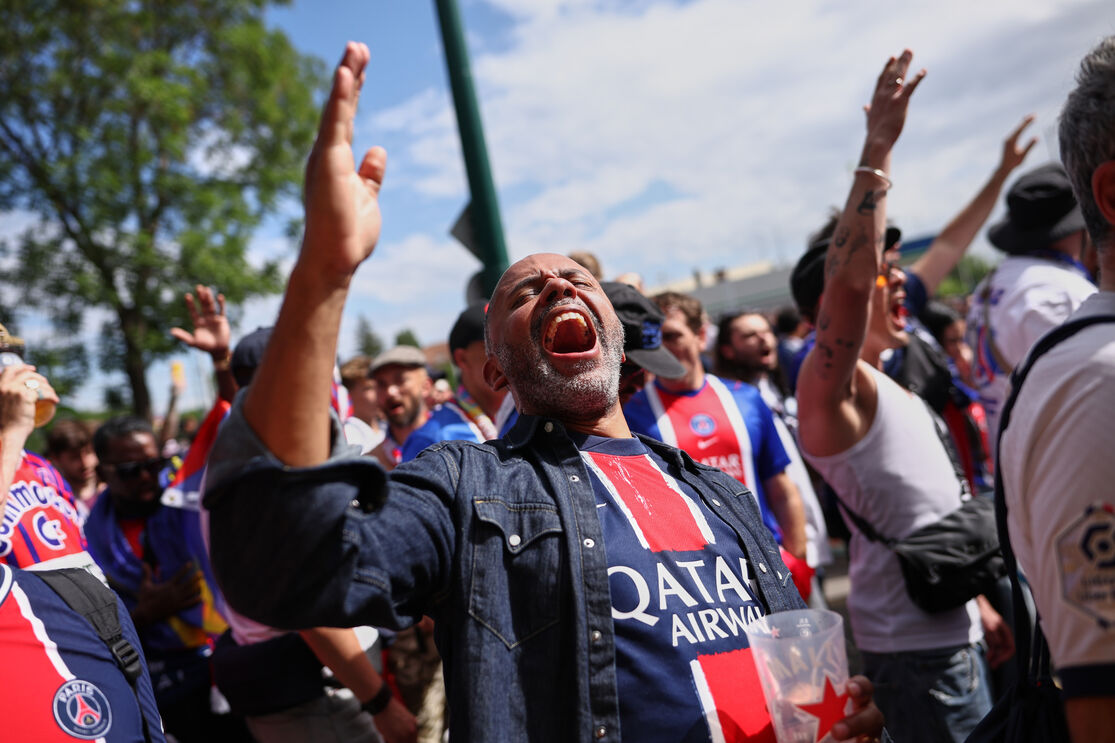 Adeptos do PSG dirigem-se para o estádio antes da final da Liga dos Campeões