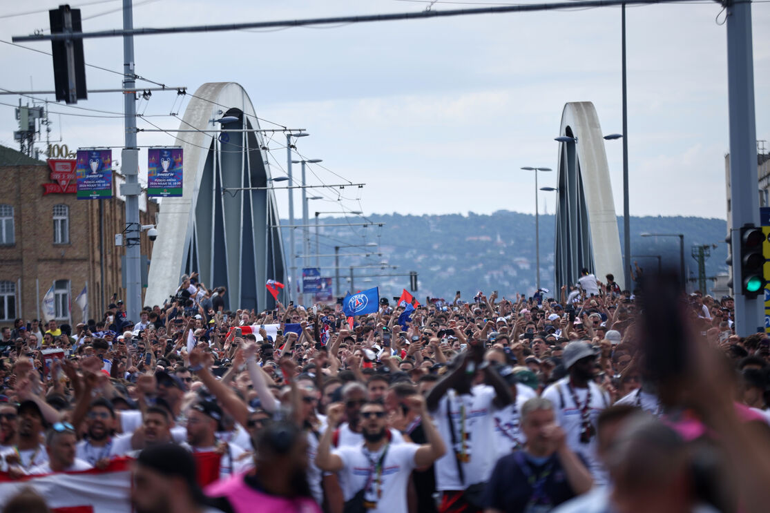 Adeptos dirigem-se para o estádio antes da final da Liga dos Campeões