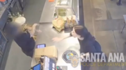 <![CDATA[ Cliente atira recipiente de comida à cara de funcionária em restaurante na Califórnia ]]>