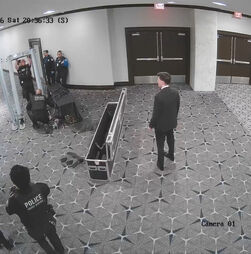 Novo vídeo mostra homem acusado de tentativa de homicídio de Trump a disparar contra agente