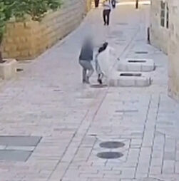 Imagens mostram momento em que homem agride freira em Jerusalém