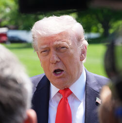 Trump acusa UE de violar acordo e sobe para 25% taxas sobre automóveis e camiões